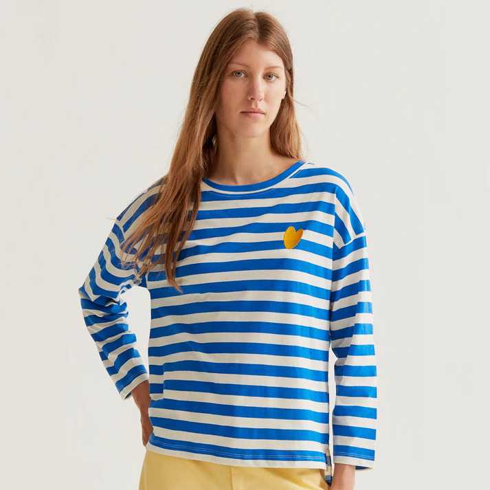 Camiseta Compañía Fantástica rayas azules bordado corazón