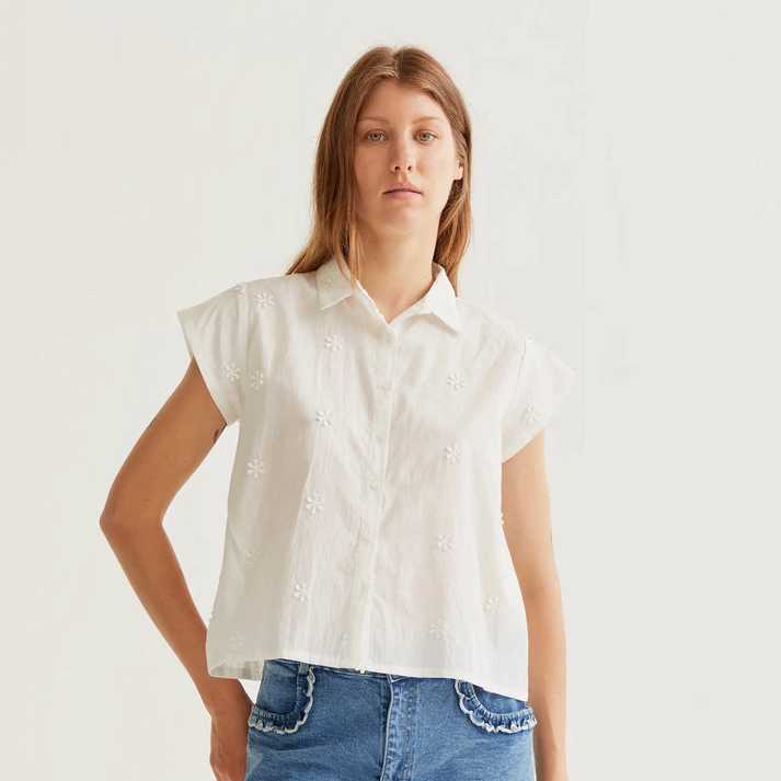 Camisa Compañía Fantástica blanco con bordado floral