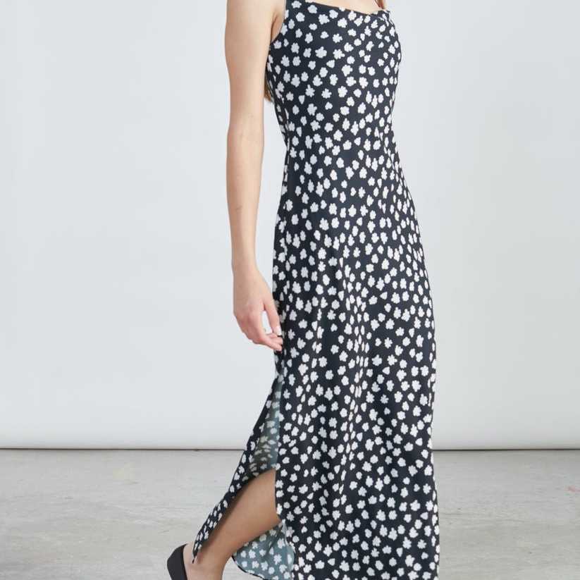 Vestido 24Colours Negro Flores Blancas