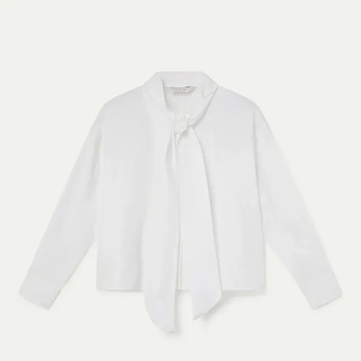 Camisa de Compañía Fantástica de color blanco con lazada gigante.